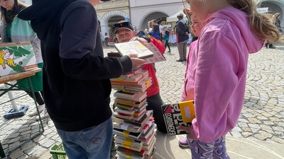 K nejzajímavějším atrakcím patřila stavba pyramidy z knih