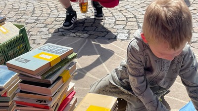 K nejzajímavějším atrakcím patřila stavba pyramidy z knih