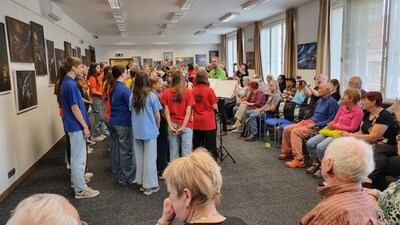 Na vernisáži fotografií Jiřího Víta vystoupil i sbor Terénní berušky