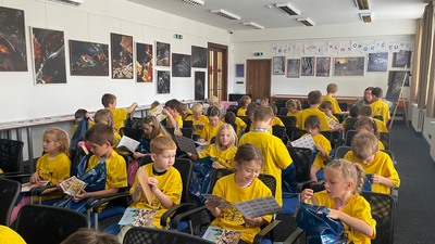 Děti si prohlíží dárečky, které dostaly na památku