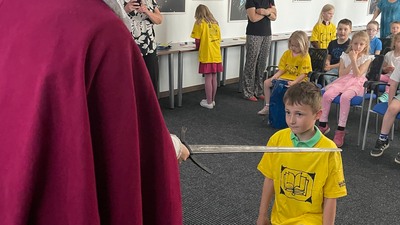 Rytíř Jan Kácovský pasuje malého čtenáře